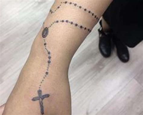 tatuaje de rosario en la mano|Tatuaje de rosario en la mano